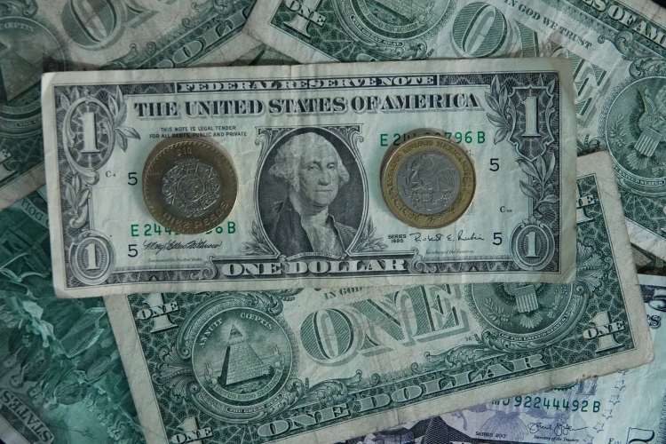 Peso cerró 2025 con una apreciación histórica de casi 14 % frente al dólar