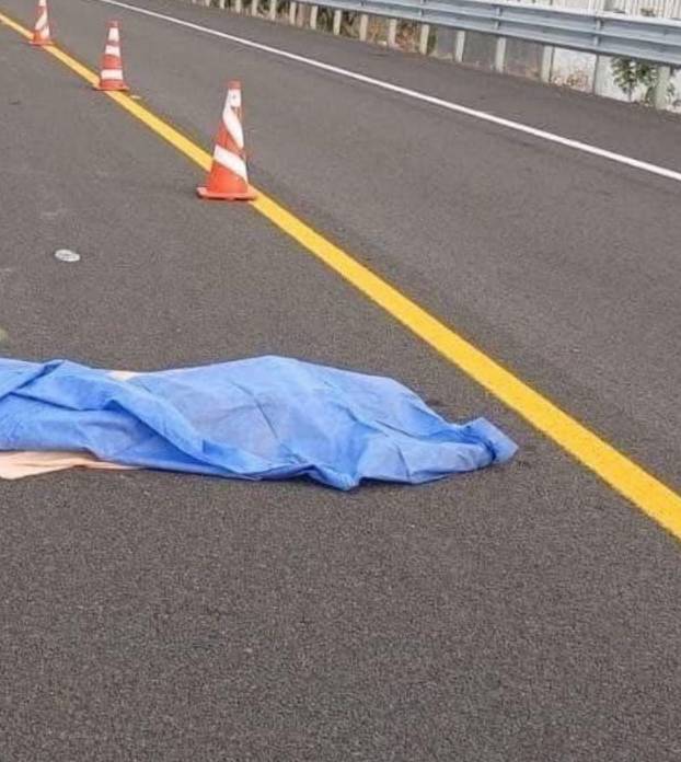 Encuentran mujer sin vida en carretera