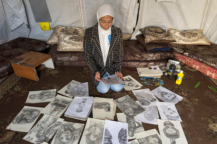 Joven vuelve el dolor en obras que impactan