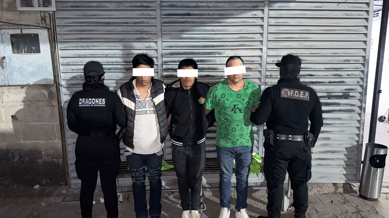 Detienen a tres sujetos armados en taxi