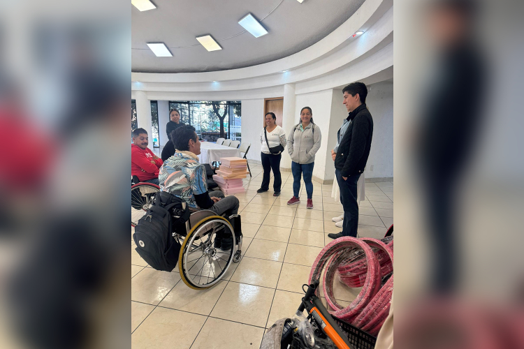Entregan kits para personas con discapacidad 