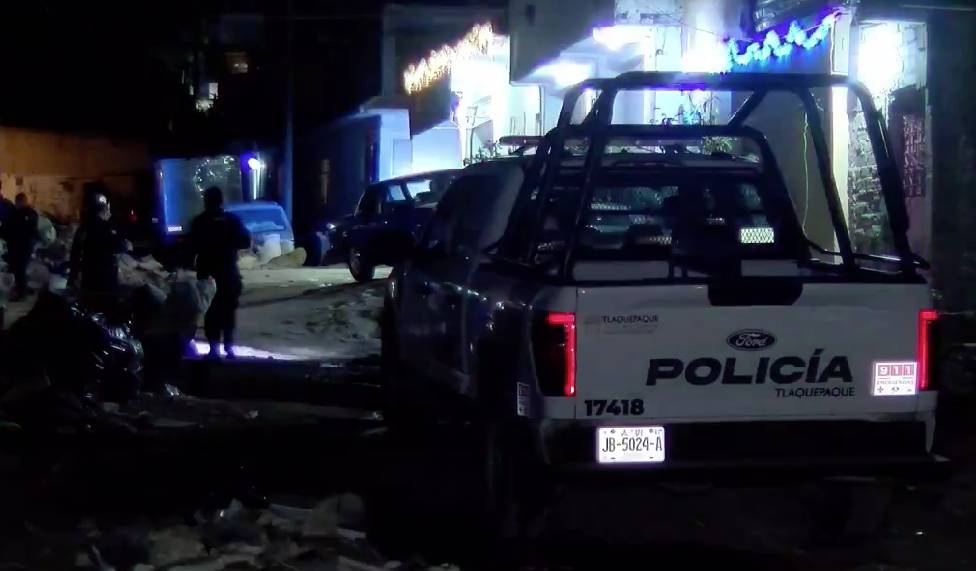 Mujer es atacada a balazos afuera de su domicilio