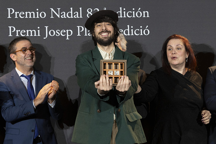 David Uclés gana el Premio Nadal con 'La ciudad de las luces muertas'