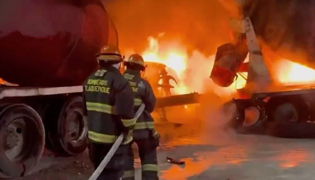 Tres camiones de concreto calcinados tras incendio