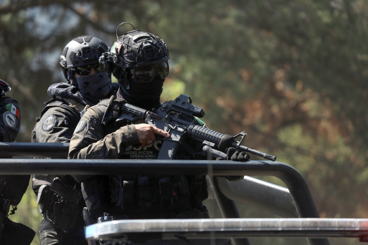 Detienen a doce personas en Michoacán