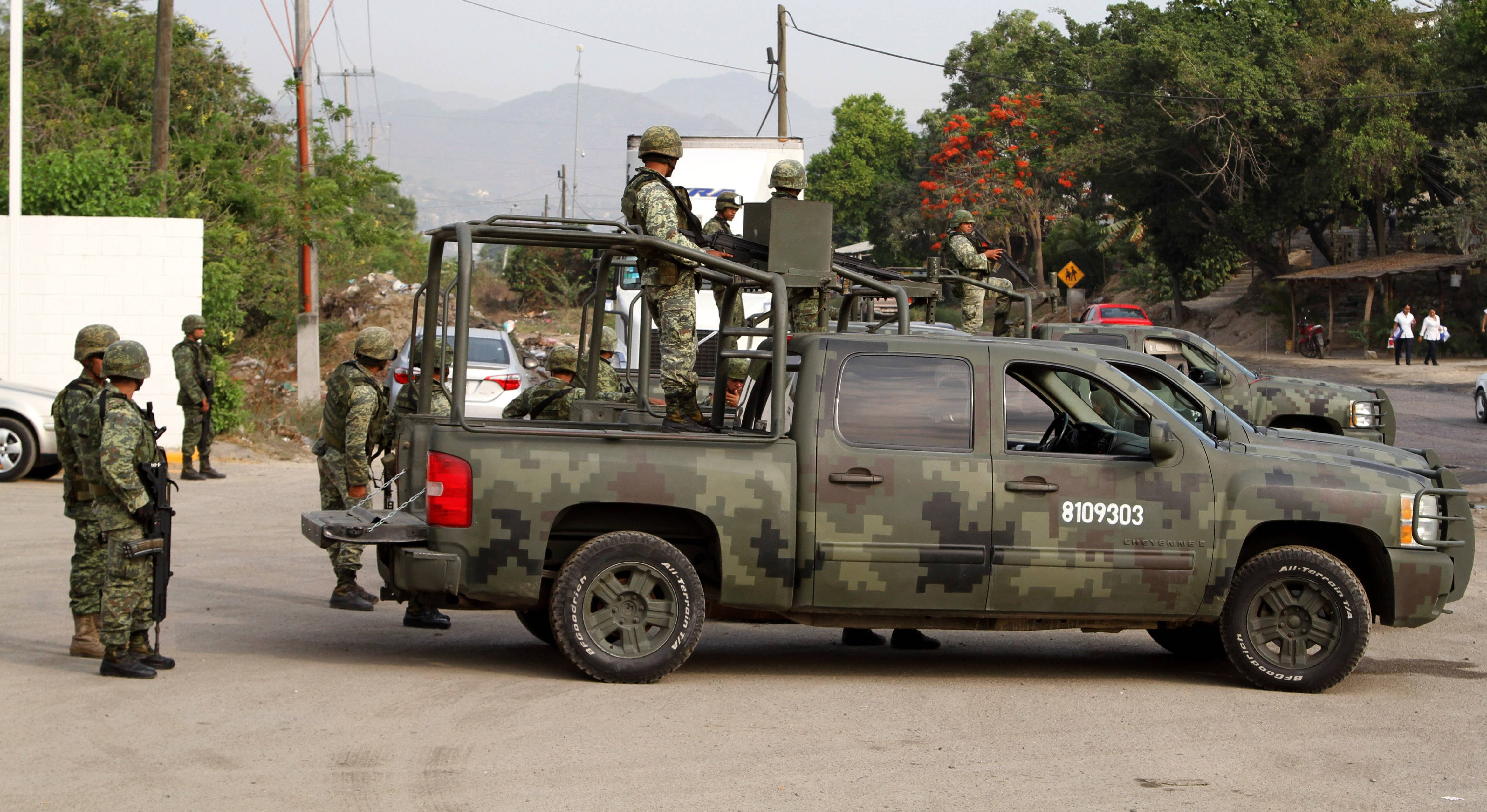 Realizan cateos federales en Tepatitlán; detienen a tres personas
