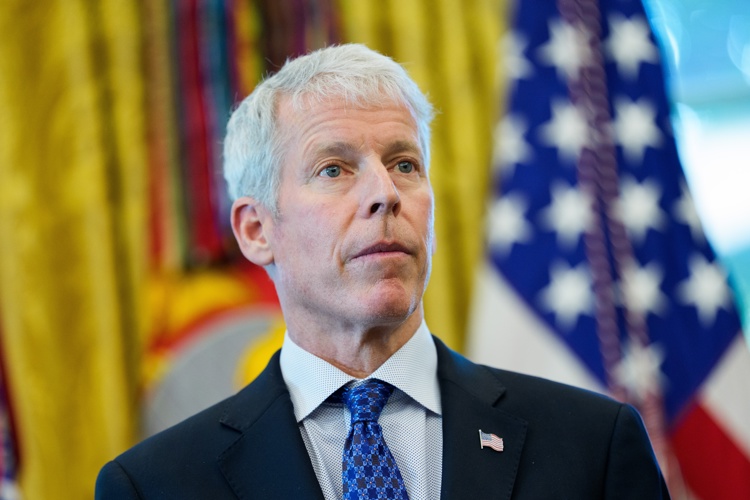 Estados Unidos avisa que controlará la venta de petróleo de Venezuela por tiempo 