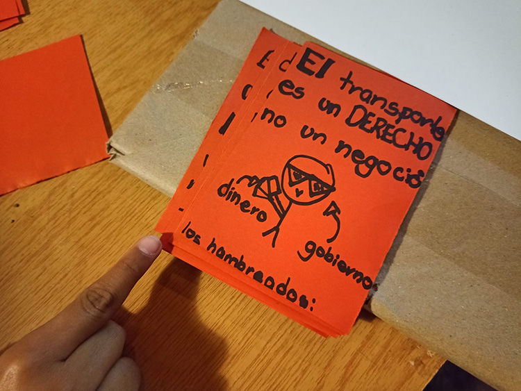 Preparan carteles vs. alza previo a manifestación