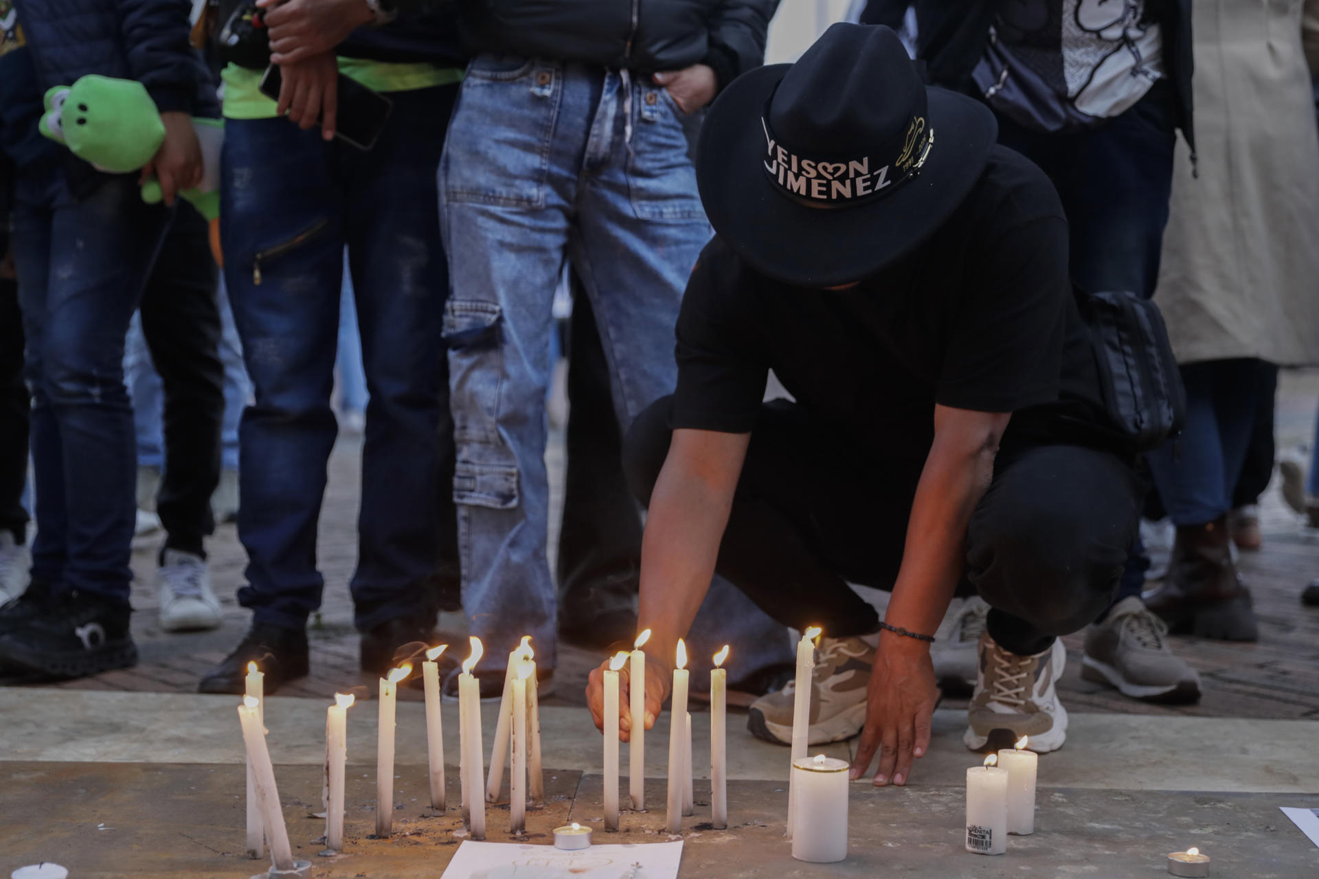 Miles se reúnen para despedir con música a Yeison Jiménez