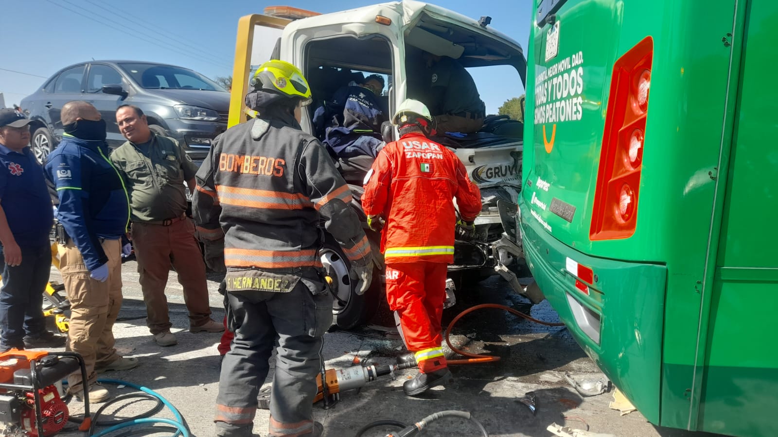 Accidente entre camión urbano y grúa deja un lesionado prensado