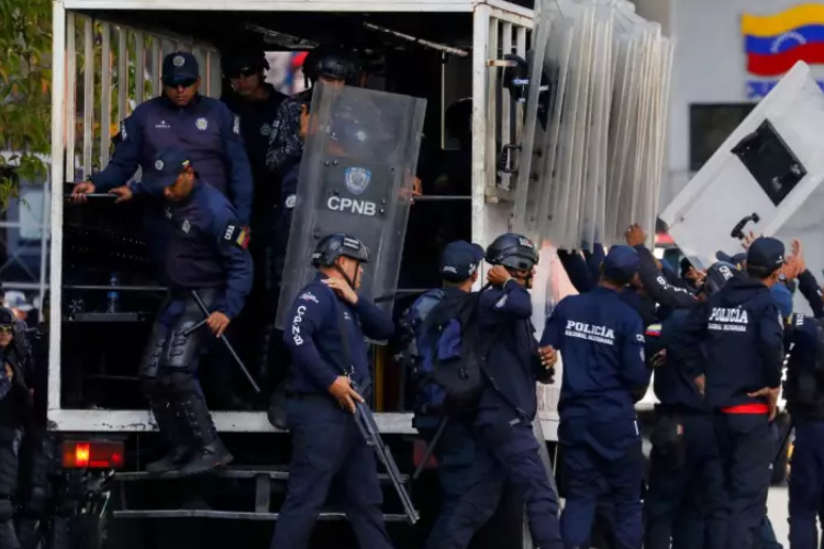 Venezuela excarcela a 24 presos políticos en medio de críticas por la lentitud y falta de transparencia