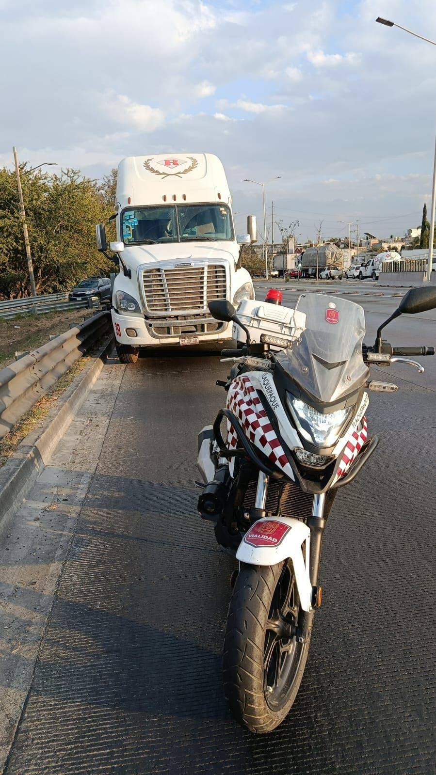 Trailero le quita la vida a motociclista