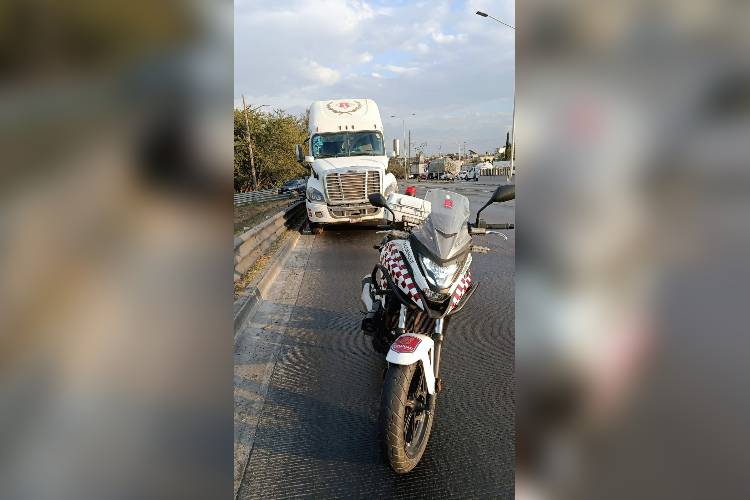 Trailero le quita la vida a motociclista