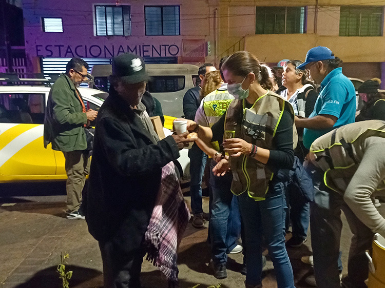 Llevan brigada a personas en indigencia