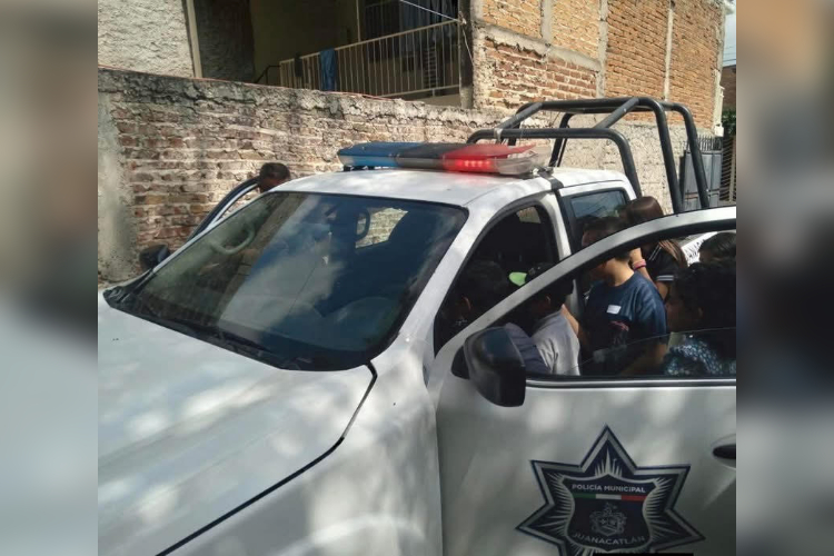 Siete policías de Juanacatlán reparan daño por abuso de autoridad