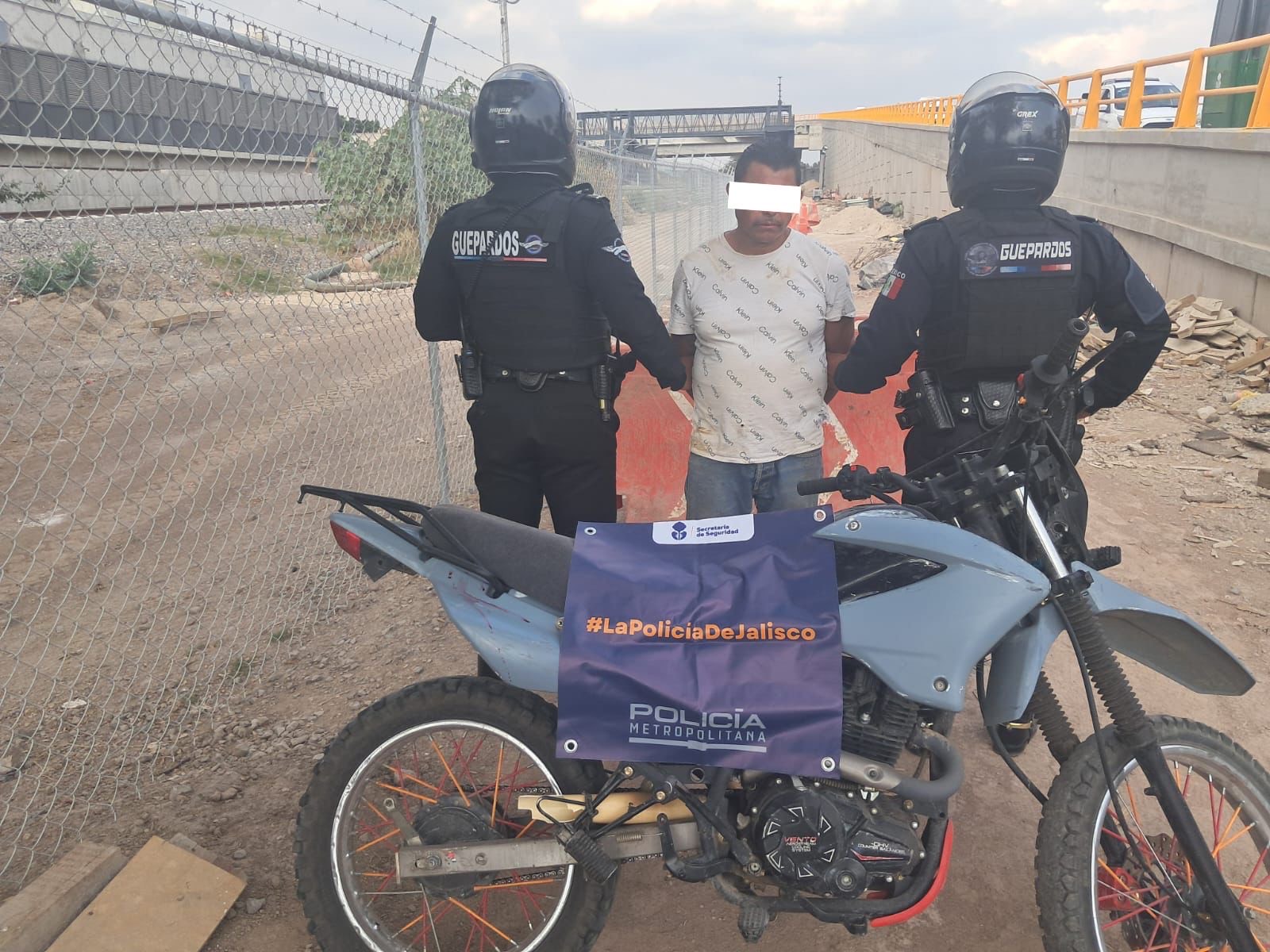 Detienen a motoladrón frente a estación de la Línea 4 