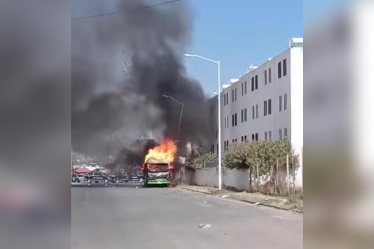 Se incendia camión de transporte público en Zapopan