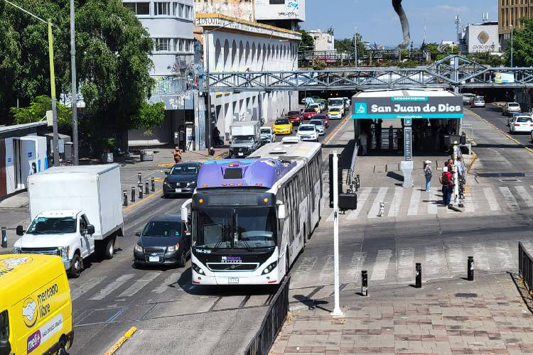 Macrobús y Tren Ligero, con pérdida de pasajes