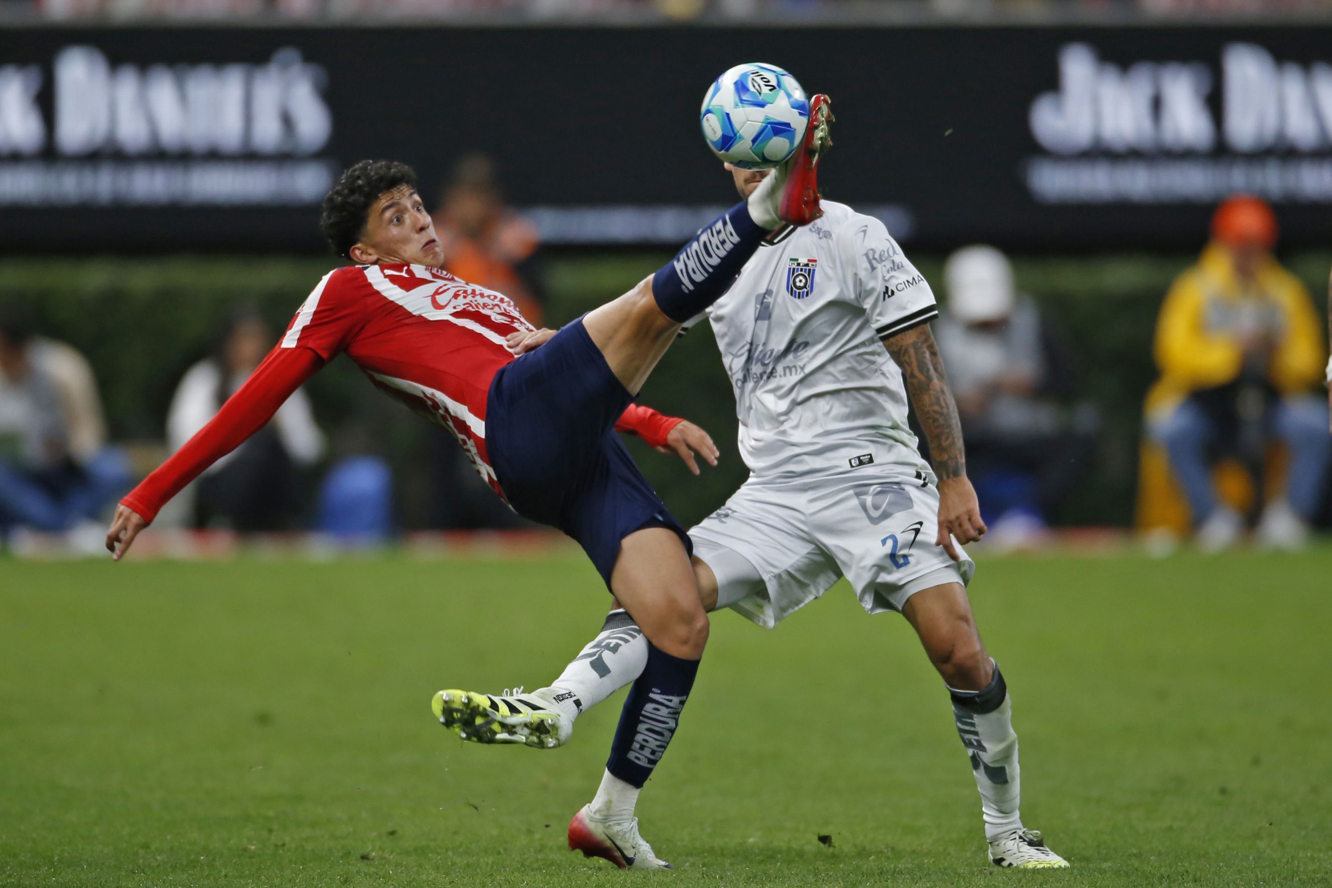 Chivas vence a Querétaro y salta al liderato del Clausura mexicano