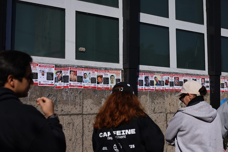 Colocan cédulas de búsqueda en la Secretaría de Seguridad