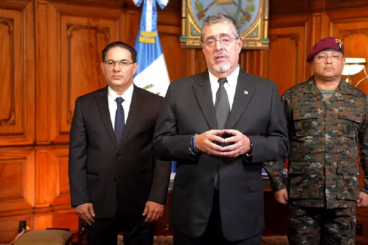 Arévalo decreta estado de sitio en Guatemala tras motines en cárceles y ataques contra policías