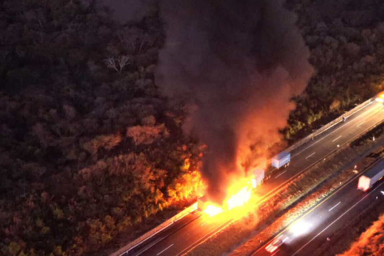 Se incendia tractocamión en la autopista Guadalajara–Ocotlán