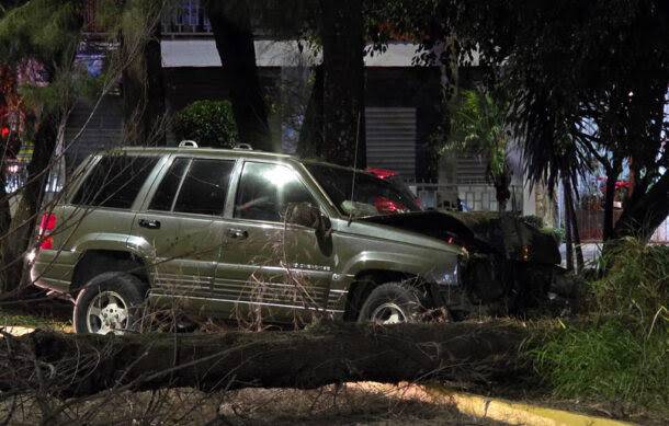 Muere automovilista tras impactar su vehículo contra un árbol