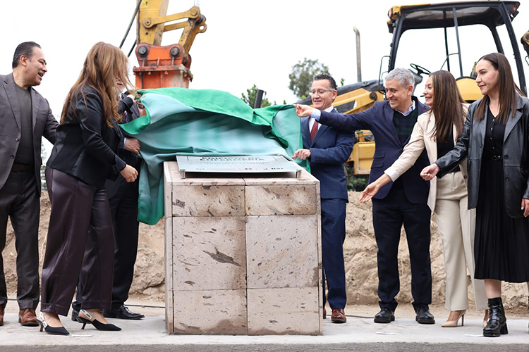 Colocan primera piedra del nuevo edificio de enfermería del CUCS