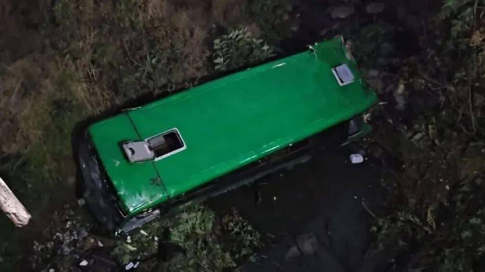 Camión de la ruta 50B cae a barranco en Tlaquepaque