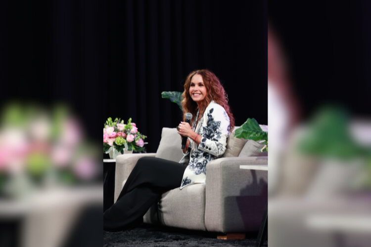 La mexicana Lucero celebra 46 años en los escenarios con un viaje musical a sus inicios