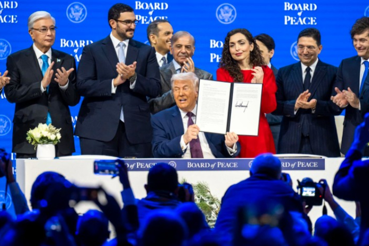 Trump firma en Davos el acta fundacional del Consejo de Paz