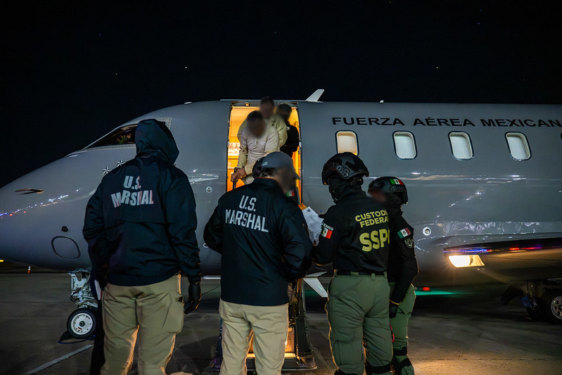 Estados Unidos celebra colaboración de México en traslado de 37 narcoterroristas