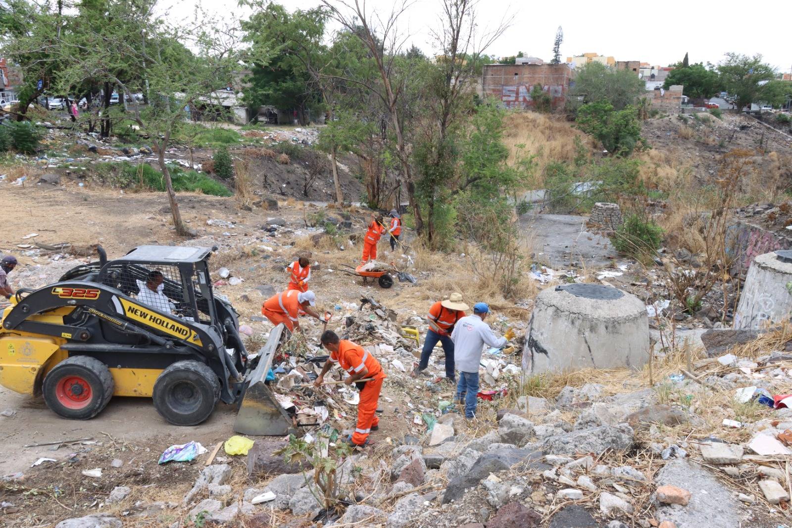 Alistan operativo para limpiar canales y vasos reguladores de Guadalajara