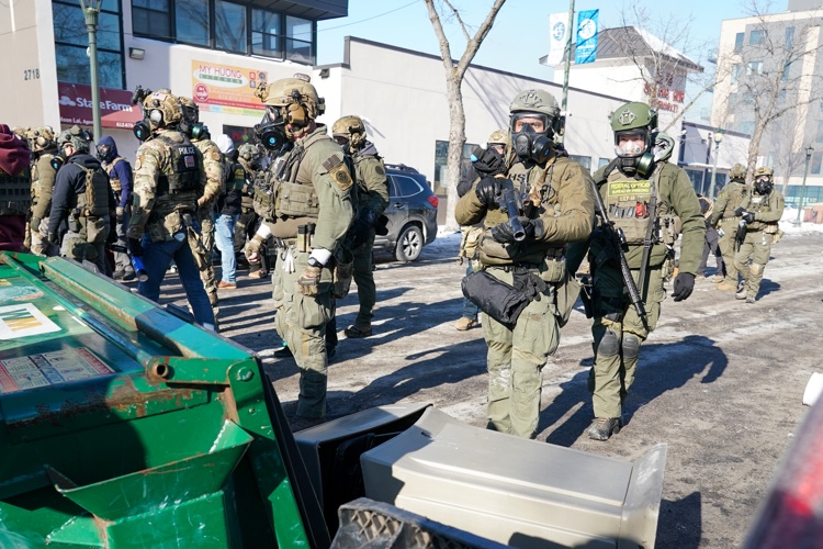 Minesota moviliza a la Guardia Nacional tras muerte de hombre a manos de agentes federales