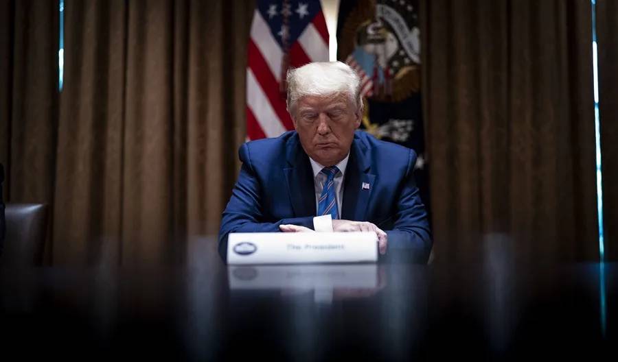 Trump dice que cierra los ojos en las reuniones con su gabinete porque son 