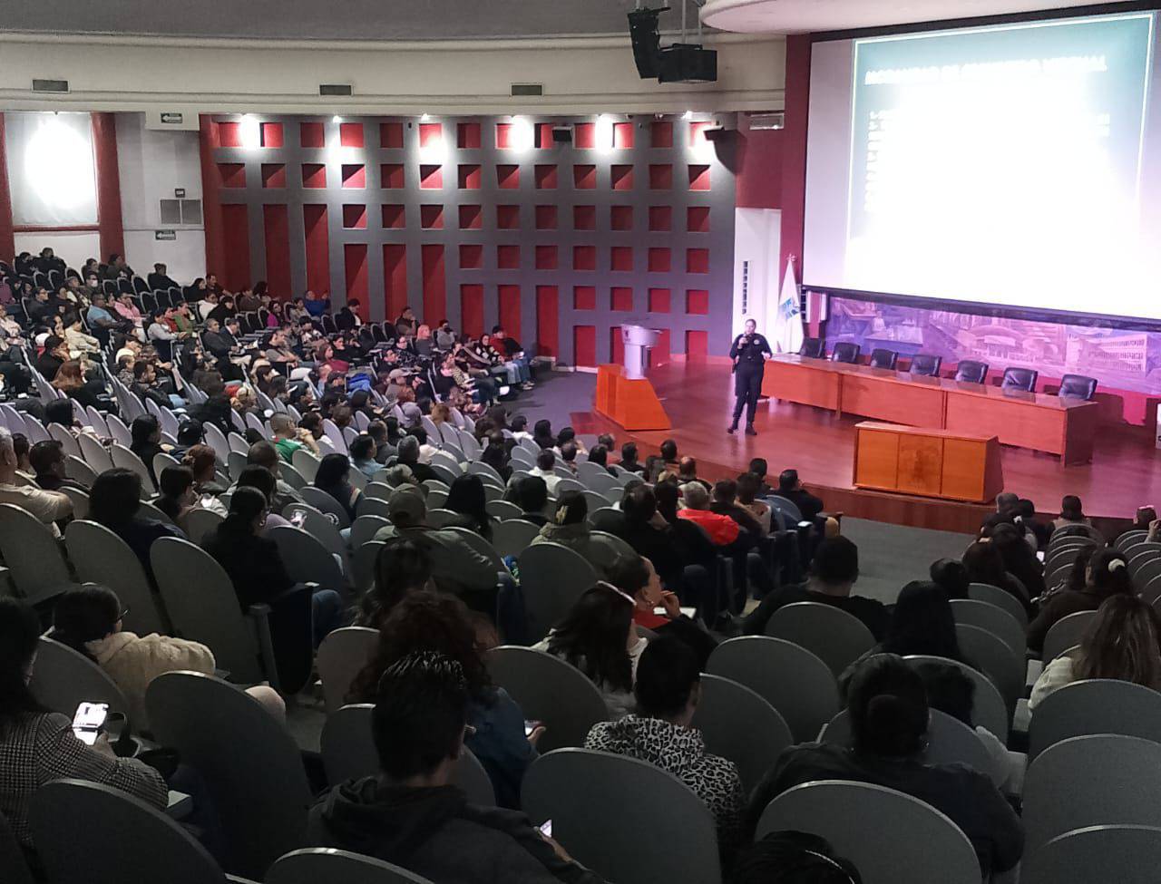 Policía tapatía capacita a padres y personal de la Preparatoria 11 sobre extorsión y secuestro virtual