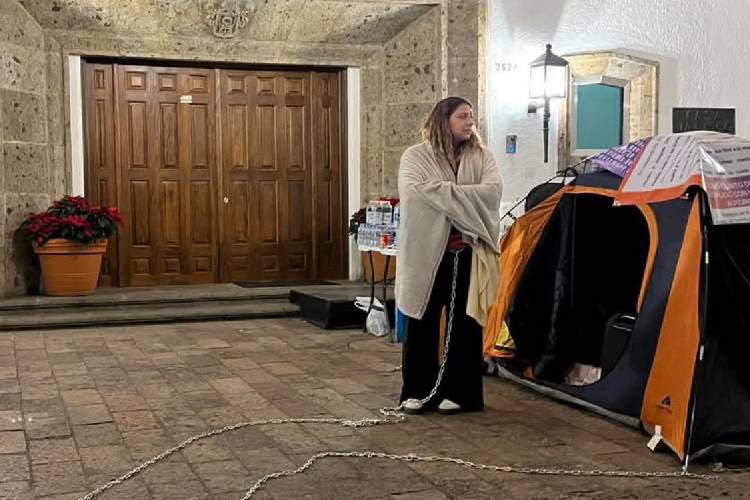 Recurro a plantarme afuera de Casa Jalisco por desesperación: Lisi Celis, víctima de violencia vicaria