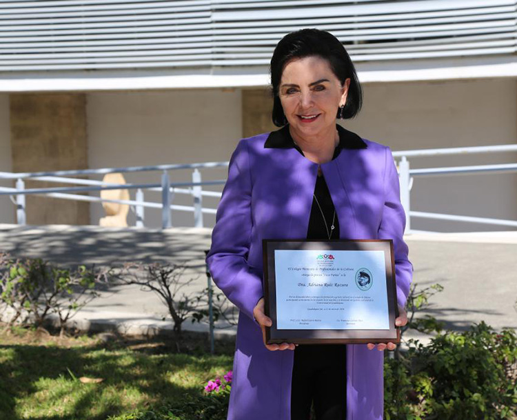 Adriana Ruiz recibe la presea Ixca Farías