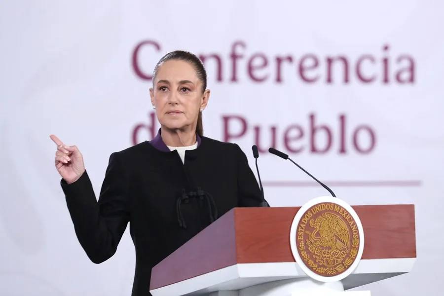 La presidenta de México sostiene una 