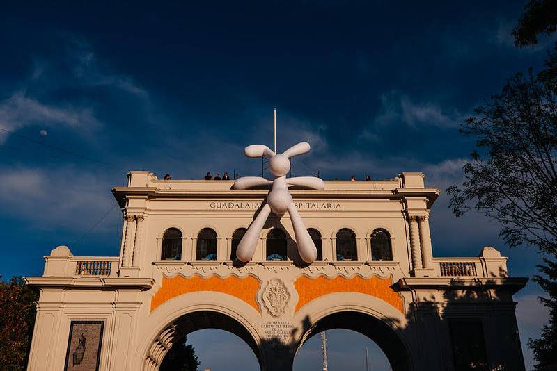 Inauguran exposición y escultura efímera “No Bunny” en los Arcos de Vallarta