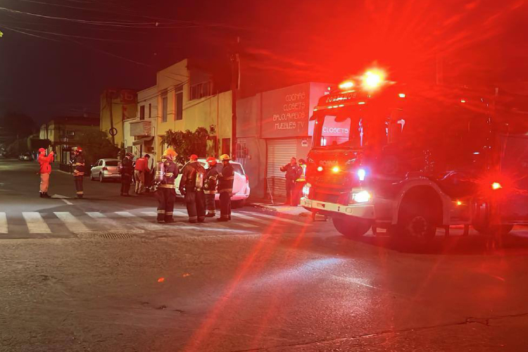 Incendios en autos y taller movilizan a los bomberos tapatíos
