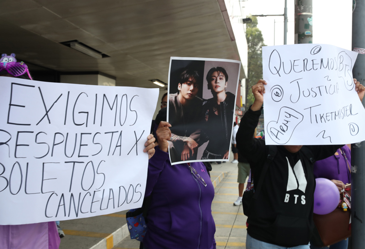 Seguidores de BTS marchan en México para exigir claridad ante 