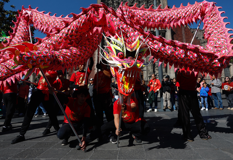 Dragones y leones dan la bienvenida al Año Nuevo chino en Ciudad de México