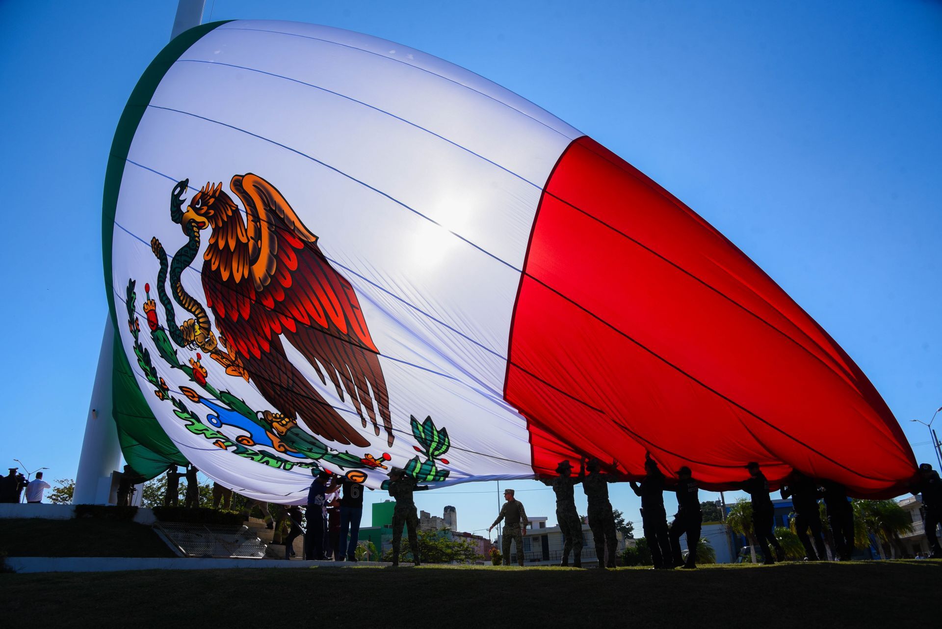 Conmemora UdeG Día de la Bandera 