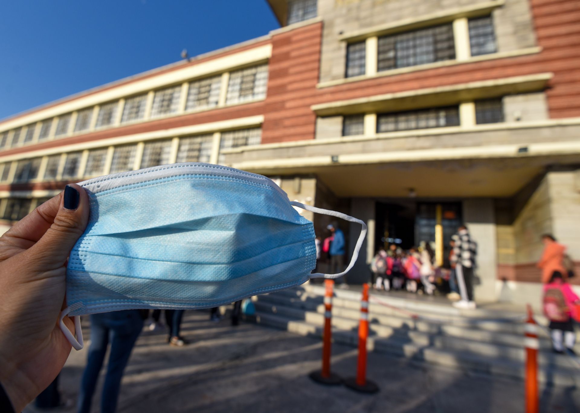 Familias respaldan uso obligatorio de cubreboca en escuelas 