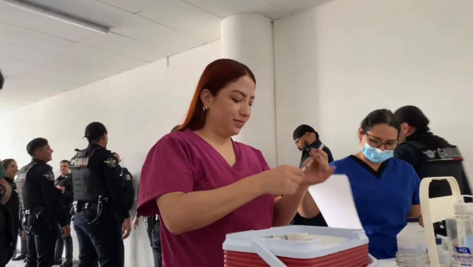 Policías de Guadalajara se vacunan contra el sarampión