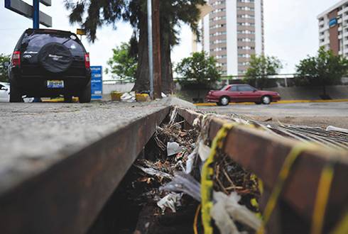 Detienen a tres y retiran tres toneladas de basura en Vallarta Norte