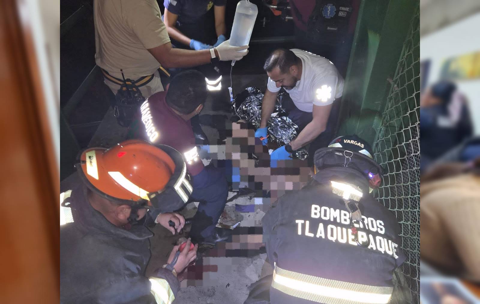 Hombre sufre descarga en puente peatonal