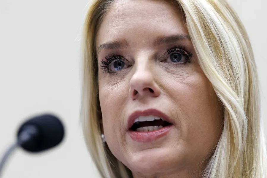 Pam Bondi recibe críticas de demócratas y republicanos por el caso Epstein
