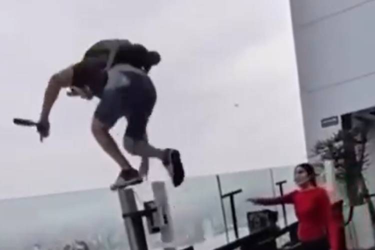 Paracaidista salta sin permiso desde terraza del Hotel Riu en Guadalajara